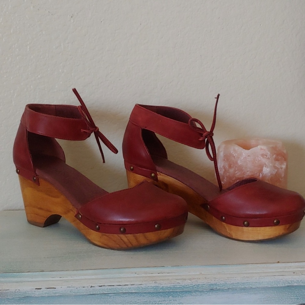 HOST PICK!! Cordani red clogs ankle tie super cute RARE 38 7.5